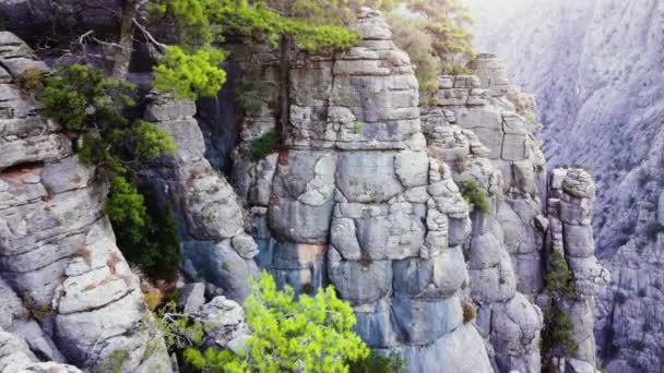 Obrovské velkolepé skály, epický vzdušný bezpilotní let přes slavné Hory Valley, Obrovské kamenné stavby, Dramatický geologický zázrak se zelenými stromy. Ptačí oko pohled krajina 4k — Stock video