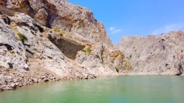 Fırat Nehri deltasındaki dev dik uçurum kanyonu, Türkiye 'nin dramatik jeolojik harikası. Güzel bir arka plan ve alışılmadık bir manzara, 4k titreşimli çekim