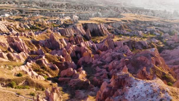 Czerwone i różowe skały, kolorowe góry, widok z lotu ptaka 4k krajobraz drona lotniczego. Dramatyczny cud geologiczny. Słynna różowa dolina o zachodzie słońca, Gulludere w Kapadocji, Turcja. — Wideo stockowe
