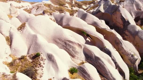 Obrovské spektakulární skály, epický vzdušný bezpilotní let nad Bílými horami v Turecku Cappadocia, Obrovské kamenné stavby, Dramatický geologický zázrak, Ptačí oko pohled krajina 4k — Stock video