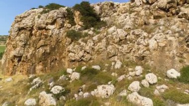 Muazzam Muhteşem Kayalar, ünlü Dağlar Vadisi üzerinde destansı hava aracı uçuşu, devasa taş yapılar, dramatik jeolojik harikalar. Kuş bakışı manzara 4k