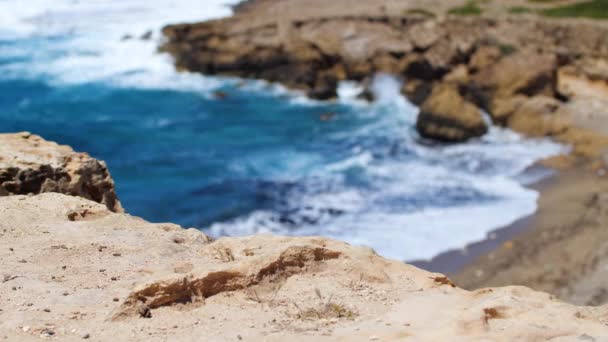 Landskapsbilder av havsblått vatten och klippor, soliga dagtid kustlandskap, förödande och spektakulära havsvågor krascha på klipporna vid kusten skapar en explosion av vatten — Stockvideo