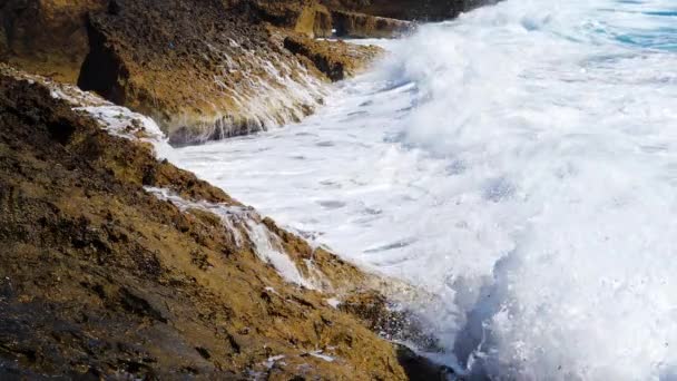 Vågor bryta över farliga stenar, Sea storm koncept, Soliga dagtid havsutsikt, Förödande och spektakulära, havsvågor krascha på klipporna vid kusten skapar en explosion av vatten, 4k — Stockvideo