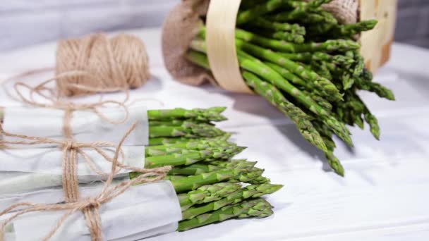 Espárragos, Brotes frescos de espárragos verdes orgánicos Primeros planos, Comida vegetariana saludable. Verduras crudas, mercado. Fondo vegano. Vídeo 4K UHD en cámara lenta — Vídeos de Stock