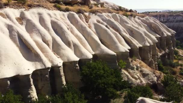 Riesige spektakuläre Felsen, epischer Drohnenflug über den Weißen Bergen in der Türkei Kappadokien, Riesige Steinstrukturen, Dramatisches geologisches Wunder, Landschaft aus der Vogelperspektive 4k — Stockvideo