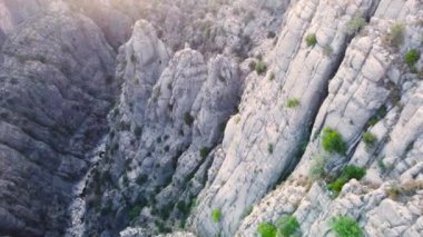 Muazzam Muhteşem Kayalar, ünlü Dağlar Vadisi üzerinde destansı hava aracı uçuşu, devasa taş yapılar, yeşil ağaçlı dramatik jeolojik harikalar. Kuş bakışı manzara 4k