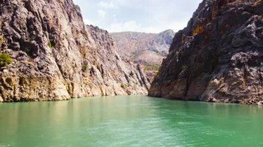 Fırat Nehri 'ndeki güzel ve heyecan verici kanyon, devasa sarp kayalıklar. Dramatik jeolojik harikalar ve güzel İncil manzarası, din kavramı. 4000 'lik bir atış. Dicle ve Fırat