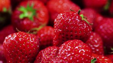 Çilek, Kırmızı Sulu Olgun Böğürtlen, Yakın plan, Lezzetli Yaz Meyveleri. Taze Hasat Çilekleri 'nin geçmişi. Sağlıklı Doğal Vejetaryen Gıda ve Vitamin Kokteyli kavramı.