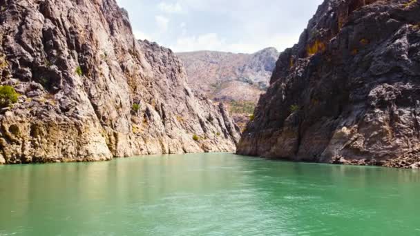 Fırat Nehri 'ndeki güzel ve heyecan verici kanyon, devasa sarp kayalıklar. Dramatik jeolojik harikalar ve güzel İncil manzarası, din kavramı. 4000 'lik bir atış. Dicle ve Fırat — Stok video