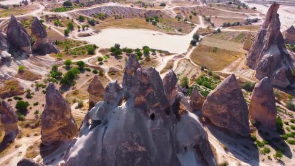 Paysage montagneux insolite en Cappadoce Turquie, Vue aérienne 4k drone. Roches rouges et roses, merveille géologique dramatique. Beau fond et paysage insolite — Video