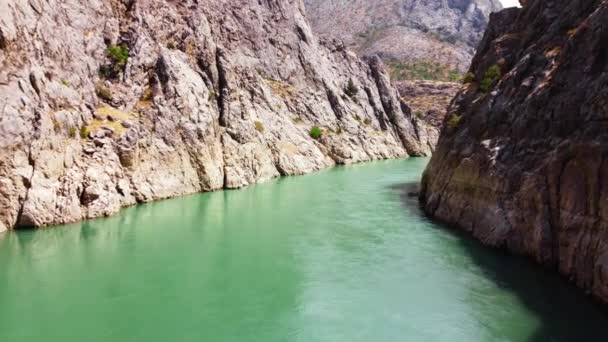 Озил и захватывающий каньон на реке Евфрат, огромные крутые скалы. Драматическое геологическое чудо и красивый библейский ландшафт, концепция религии. 4k gimbal shoot. Тигр и Евфрат — стоковое видео