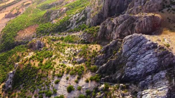 Increíble paisaje de montaña en horas doradas al amanecer, Valle con Bosque y Árboles, vuelo épico aéreo con drones sobre enormes rocas espectaculares — Vídeos de Stock