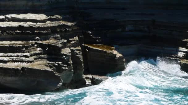 海浪冲破了危险的岩石，海上风暴的概念，阳光灿烂的白天的海景，毁灭而壮观，海浪冲击着海岸的岩石，造成了水面的爆炸，4k — 图库视频影像