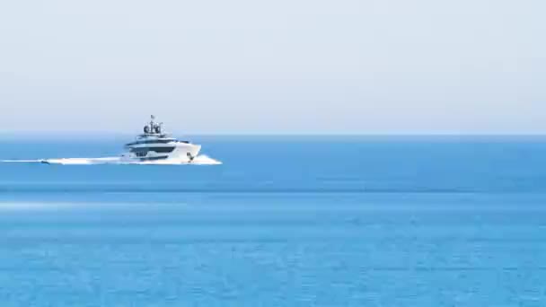 Luxury yacht cruising at open sea. View of luxury yacht cruising in turquoise lagoon. Sea recreation and entertainment, tourist business in ocean — Stock Video