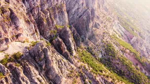 Otroligt bergslandskap i gyllene timmar i gryningen, Valley med skog och träd, episka antenn drönare flygning över enorma spektakulära stenar — Stockvideo