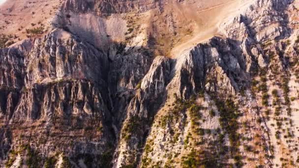 Incredibile paesaggio montano in ore d'oro all'alba, Valle con foresta e alberi, epico volo aereo drone sopra enormi rocce spettacolari — Video Stock