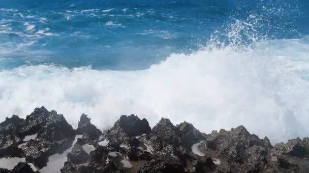 Волны прорываются над опасными породами, концепция морского шторма, океанские волны разбиваются о скалы, создавая взрыв воды в 4k — стоковое видео