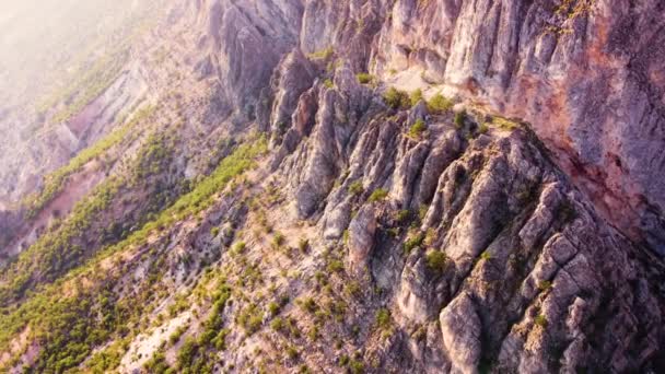 夜明けの黄金の時間の信じられないほどの山の風景、森と木の谷、巨大な壮大な岩の上の壮大な空中ドローン飛行 — ストック動画