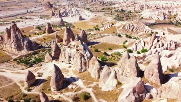 Ungewöhnliche Berglandschaft, ein geologisches Wunder in einer beliebten Touristenregion, Kappadokien Türkei. Schöne Vogelaugen-Drohnenaufnahmen — Stockvideo