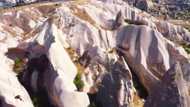 Ungewöhnliche Berglandschaft, ein geologisches Wunder in einer beliebten Touristenregion, Kappadokien Türkei. Schöne Vogelaugen-Drohnenaufnahmen — Stockvideo