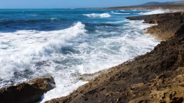 Tempête de mer, Dévastatrice et spectaculaire, vagues océaniques s'écrasent sur les rochers de la côte créant une explosion d'eau — Video
