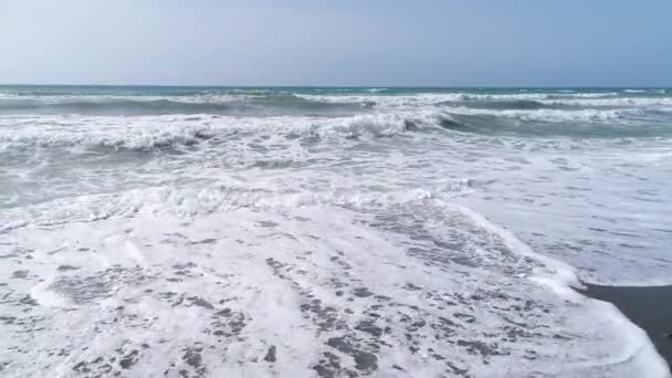 Poderosas ondas do mar tempestuoso, Bater linha de onda no mar mediterrâneo com textura branca espumosa — Vídeo de Stock