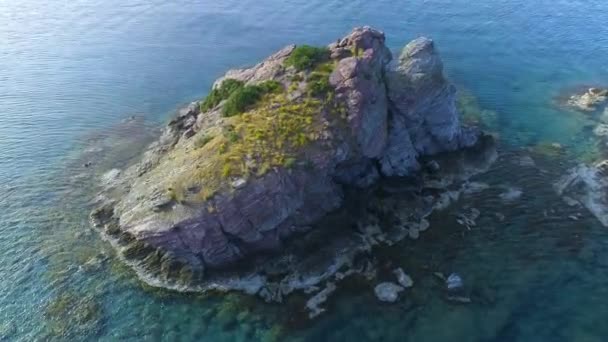 Isola e acque poco profonde nell'Oceano Blu. Scogliera tagliente dalla pietra. scogliera rocciosa con acqua turchese, onde del mare sulla bellissima spiaggia vista aerea drone 4k colpo, Destinazione turistica, luogo di vacanza, Cipro — Video Stock