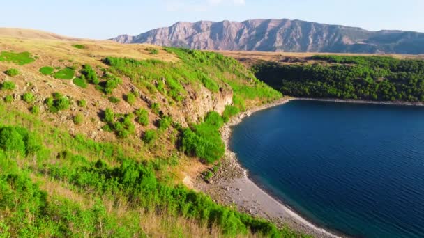 Pemandangan indah pemandangan udara di 4k, gunung dan bukit-bukit dengan hutan di musim panas cuaca Sunny, keajaiban geologi dramatis dengan pohon hijau. Nemrut gunung berapi di Turki — Stok Video