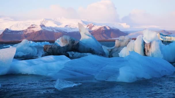 氷の塊、水の中の氷山、地球温暖化気候変動の概念、ヨークサルロン氷河ラグーンの氷山、アイスランド — ストック動画