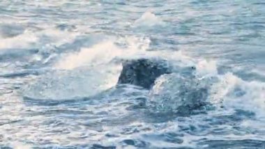 Kara kumdaki buz kütleleri, Küresel Isınma İklim Değişikliği Konsepti, Jokulsarlon Buzul Gölü, İzlanda