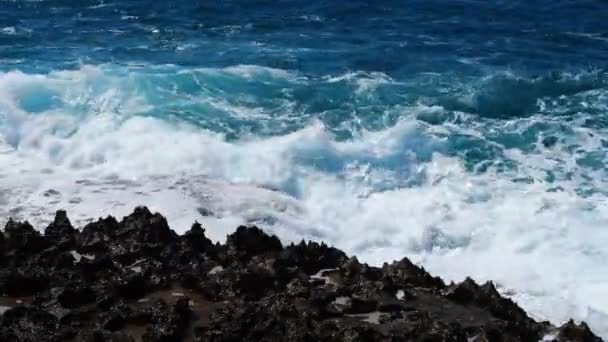 Концепция морской бури 4k, пейзажи голубой воды и скал океана, солнечные дневные морские пейзажи, разрушительные и зрелищные, океанские волны разбиваются на скалах побережья, создавая взрыв воды — стоковое видео