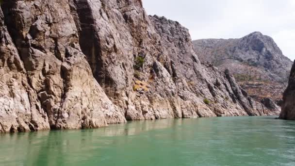 Гарний і захоплюючий каньйон на річці Євфрат, круті скелі. Драматичне геологічне диво і прекрасний біблійний пейзаж, релігійна концепція. 4k трюків. Тигр і Євфрат — стокове відео