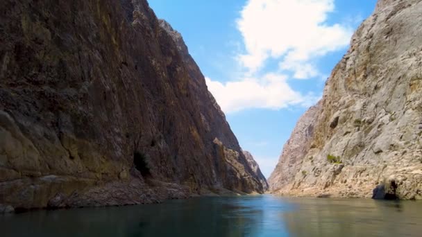 Schöne und aufregende Schlucht am Euphrat, riesige steile Klippen. Dramatisches geologisches Wunder und wunderschöne biblische Landschaft, Religionskonzept. 4k Gimbal Shooting. Tigris und Euphrat — Stockvideo