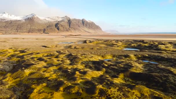 Magical Aerial flight over Iceland, a volcanic landscape with green moss and turquoise lakes from a birds-eye view. Beautiful and untouched nature — Vídeo de Stock