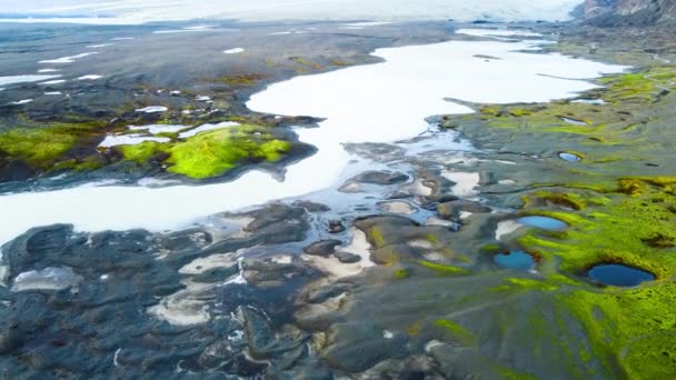 Magical Aerial flight over Iceland, a volcanic landscape with green moss and turquoise lakes from a birds-eye view. Beautiful and untouched nature — 图库视频影像