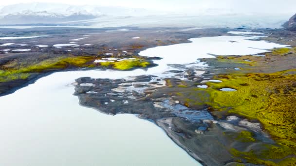 Волшебный воздушный полет над Исландией, вулканический пейзаж с зеленым мхом и бирюзовыми озерами с высоты птичьего полета. Красивая и нетронутая природа — стоковое видео