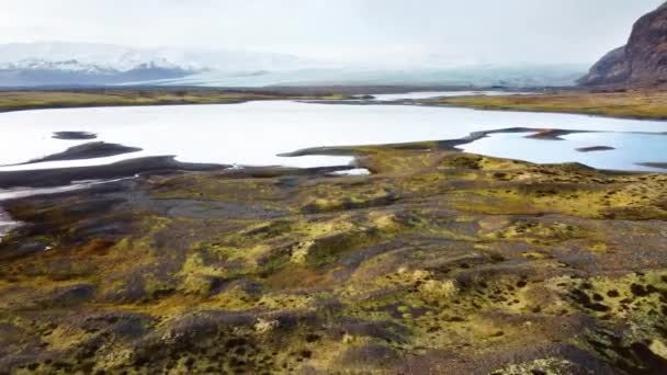 Vuelo aéreo mágico sobre Islandia, un paisaje volcánico con musgo verde y lagos turquesas desde una vista de pájaro. Naturaleza hermosa e intacta — Vídeo de stock