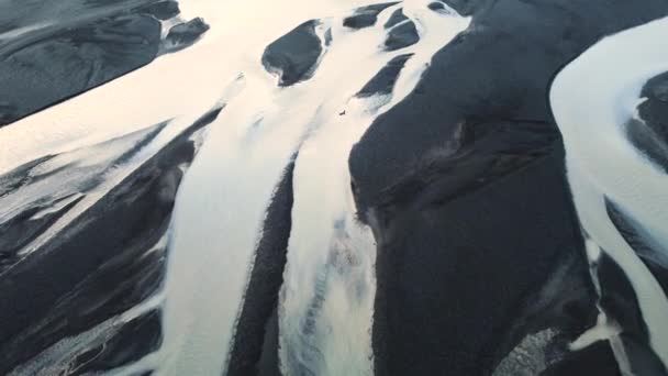 Vue aérienne des modèles de rivières islandaises coulant dans l'océan, paysage magnifique inhabituel, Islande au début du printemps, eau propre et nature intacte — Video