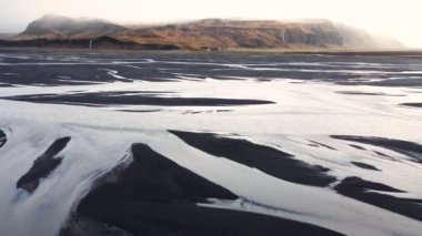 Okyanusa akan İzlanda nehirlerinin hava manzarası, olağandışı güzel manzara, ilkbaharın başlarında İzlanda, temiz su ve el değmemiş doğa.