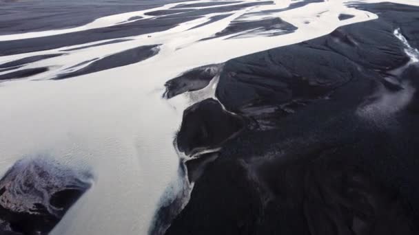 Вид сверху на исландские реки, впадающие в океан, Необычный красивый пейзаж, Исландия ранней весной, чистая вода и нетронутая природа — стоковое видео