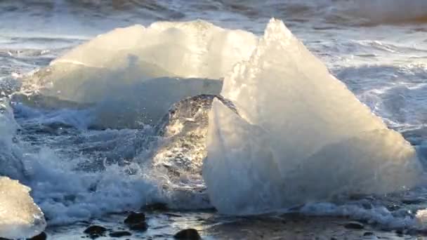 黒砂の上の氷の塊,地球温暖化,気候変動の概念,ヨークサルロン氷河ラグーンの氷山,アイスランドのダイヤモンドビーチ — ストック動画