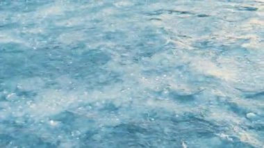 Büyük bir akıntısı olan donmuş nehir, nehirde yüzen buz parçaları, kristal berrak su ve buz, İzlanda 'da eriyen bir buzul nehri.