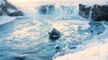 Godafoss, İzlanda 'daki ünlü şelale, kışın donmuş şelale, kar ve buzun olduğu sihirli bir yer, büyük bir akıntısı olan saf buzul suyu.