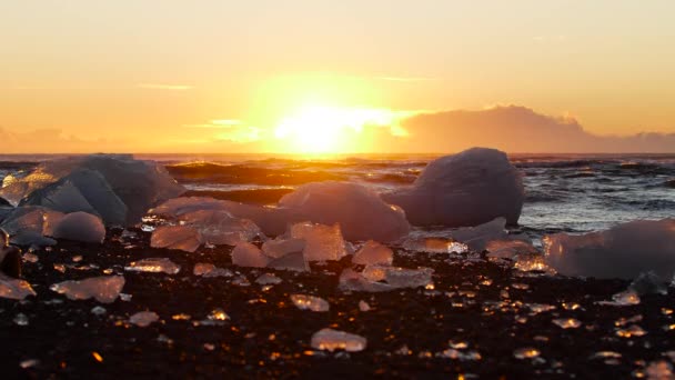 Алмазный пляж в Исландии, ледяные глыбы на черном песке на восходе солнца, кристально чистая вода и чудесная природа, глобальное потепление и изменение климата, ледяной покров в лагуне Йокулсарлон — стоковое видео