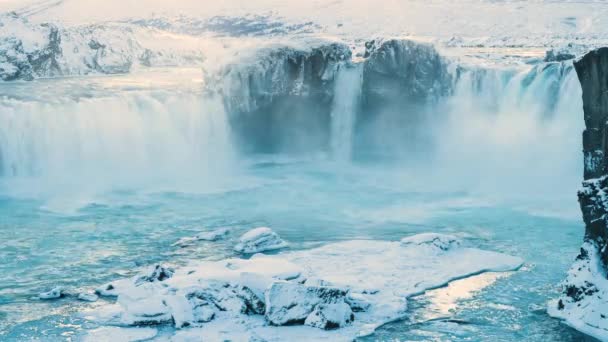 Godafoss, İzlanda 'daki ünlü şelale, kışın donmuş şelale, kar ve buzun olduğu sihirli bir yer, büyük bir akıntısı olan saf buzul suyu. — Stok video
