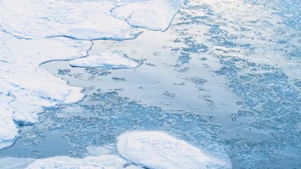 凍結川、冷たい冬や春の風景、巨大な電流、氷の香りが川を浮動小数点と凍結川。アイスランドの氷と澄んだ水の川 — ストック動画