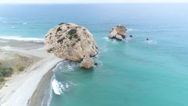 Εναέρια τοπίο στην άκρη της γης, γαλαζοπράσινα ήρεμα κύματα της θάλασσας χτυπούν σε ένα βραχώδη γκρεμό, Ωκεανό αεράκι, αγνότητα και ανέγγιχτη φύση, Γεωλογικό θαύμα, Κύπρος — Αρχείο Βίντεο