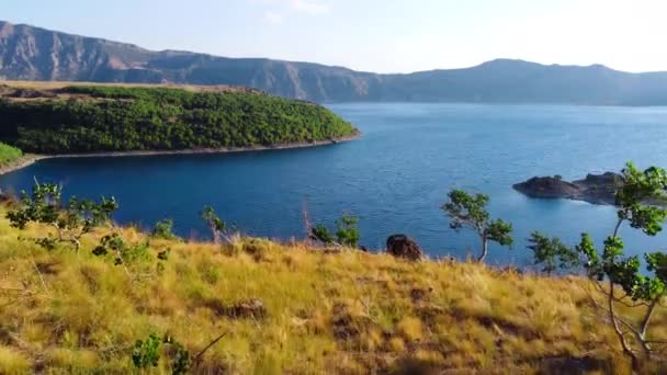 Krásný letecký pohled krajina v 4k, Hory a kopce s lesem a jezerem v létě Slunečné počasí, Dramatický geologický zázrak se zelenými stromy. Sopka Nemrut v Turecku — Stock video