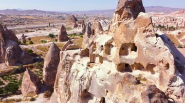 Türkiye 'deki Beyaz Dağlar üzerindeki hava aracı uçuşu Kapadokya, Büyük Kayalık yapıları, dramatik jeolojik harikalar, Kuş bakışı manzara 4k