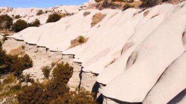 Türkiye 'deki Beyaz Dağlar üzerindeki hava aracı uçuşu Kapadokya, Büyük Kayalık yapıları, dramatik jeolojik harikalar, Kuş bakışı manzara 4k